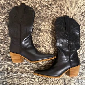 Women Size 9 navy blue cowboy boots.